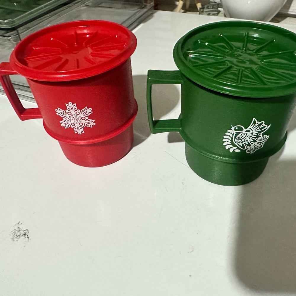 Tupperware Red and Green Holiday Mugs w/ Lids